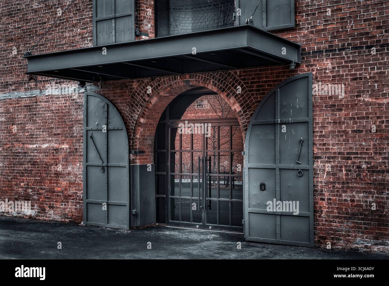 Time Out Market im St. Ann’s Warehouse Theatre in DUMBO, dem Viertel „Down Under the Manhattan Bridge Overpass“, am Ufer von Brooklyn. Stockfoto