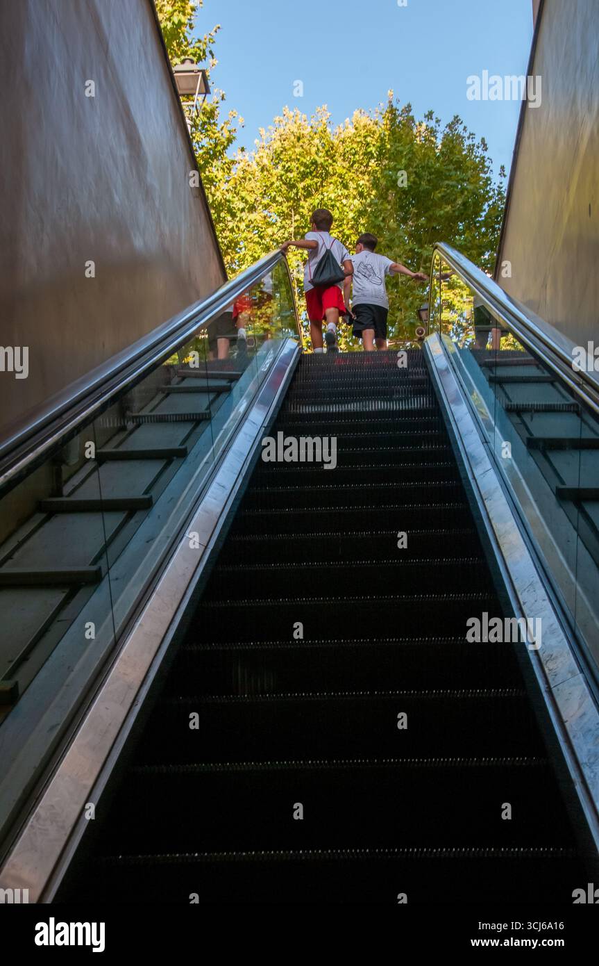 Zwei Kinder auf der Rolltreppe auf der Via Morghen im Stadtteil Vomero von Neapel. Stockfoto