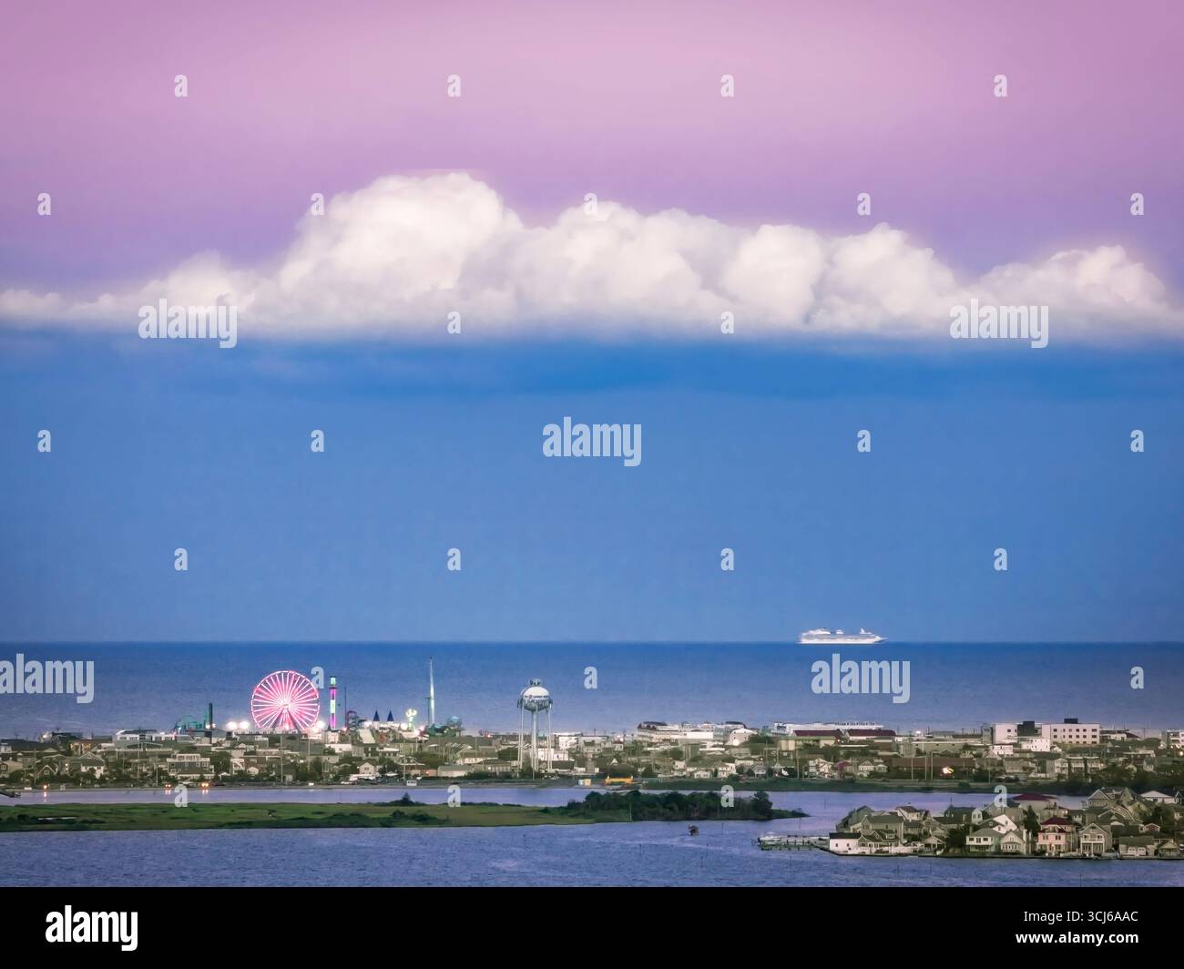 Der Gürtel der Venus über dem Casino Pier - der Gürtel der Venus und der Schatten der Erde in der Abenddämmerung über Seaside Heights und Seaside Park, New Jersey. Stockfoto