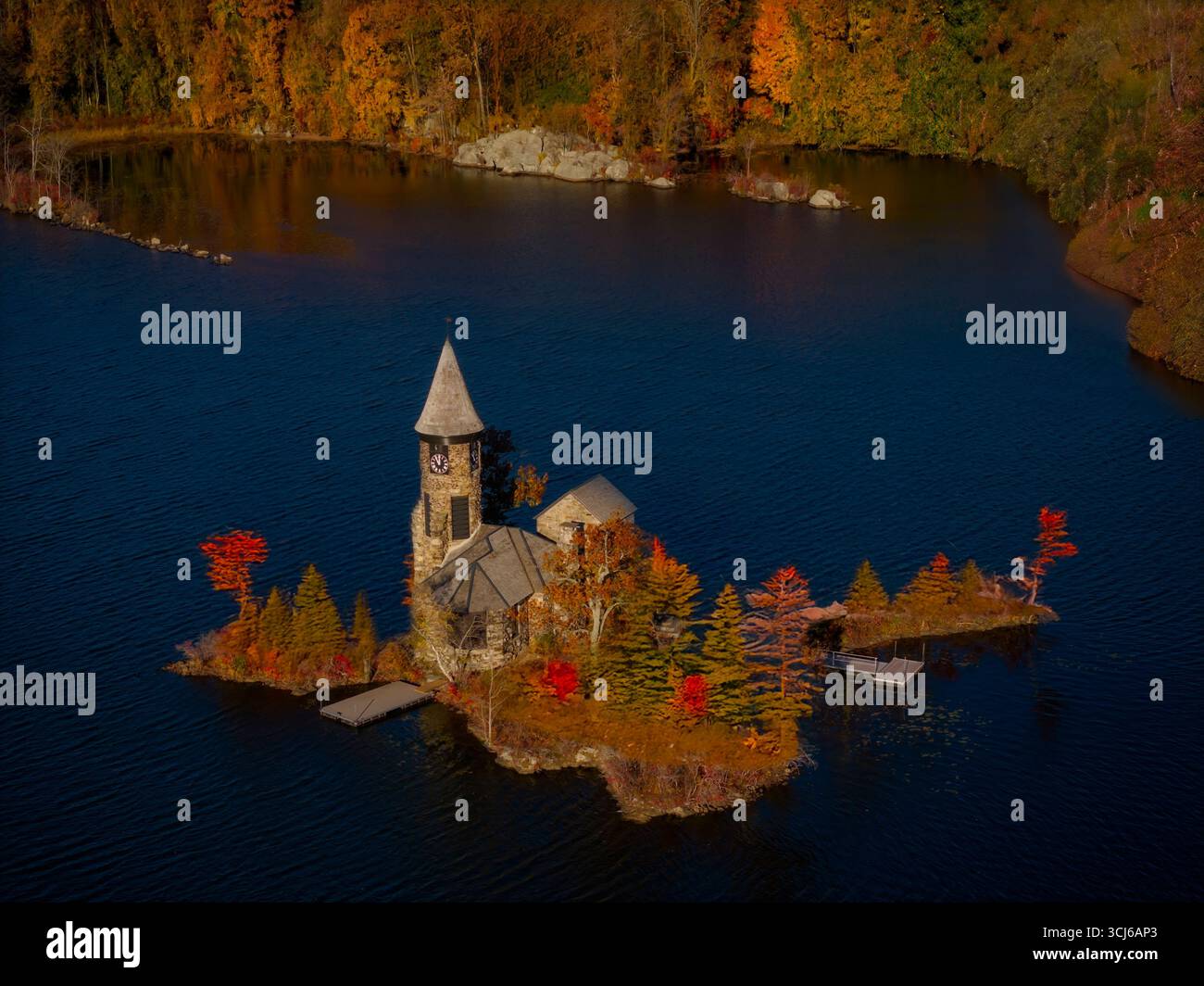 Saint Hubert's NJ Chapel - die Kapelle im Stil einer Architektur im Teufelsstil am Lake Kinnelon am Smoke Rise in Kinnelon, New Jersey, aus der Vogelperspektive. Stockfoto