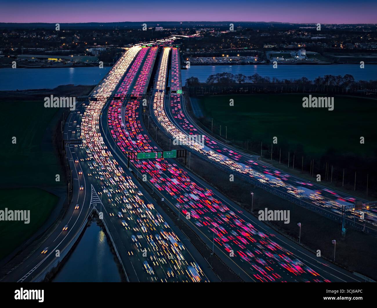 Driscoll Bridge NJ: Ein Fluss des Lichts in der Abenddämmerung Stockfoto