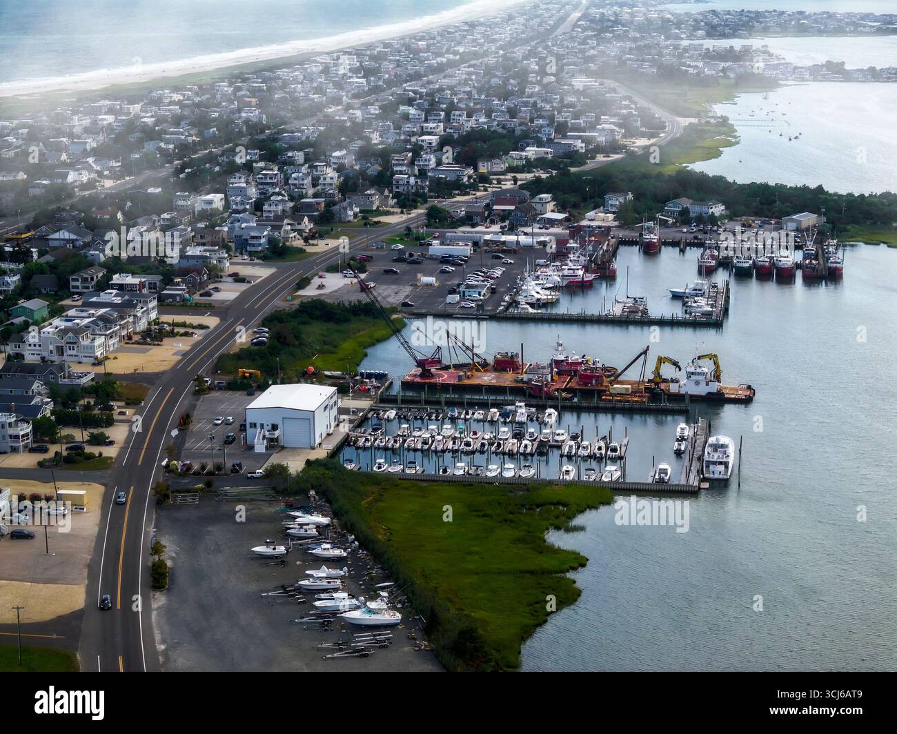 Coastal Living: Marina and Homes on the NJ Shore - Ein Blick aus der Vogelperspektive auf Viking Village, Bayview Harbor, Barnegat Bay und Strand auf Long Beach Island Stockfoto