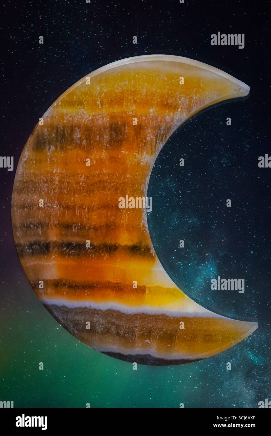 Orange Calcit Crescent Mond Stockfoto