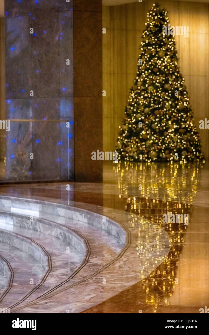 Christmas Tree Reflections - einer der vielen beleuchteten und dekorierten Weihnachtsfeiertage Stockfoto