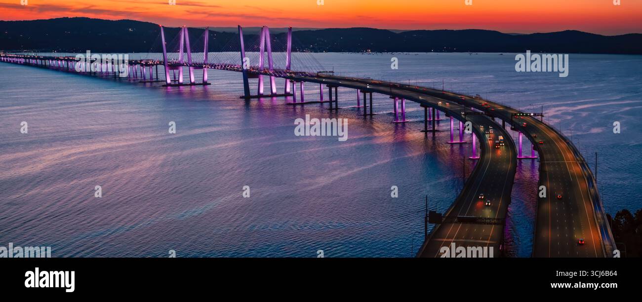 Tappan Zee Bridge beleuchtet zum Purple Heart Day Stockfoto