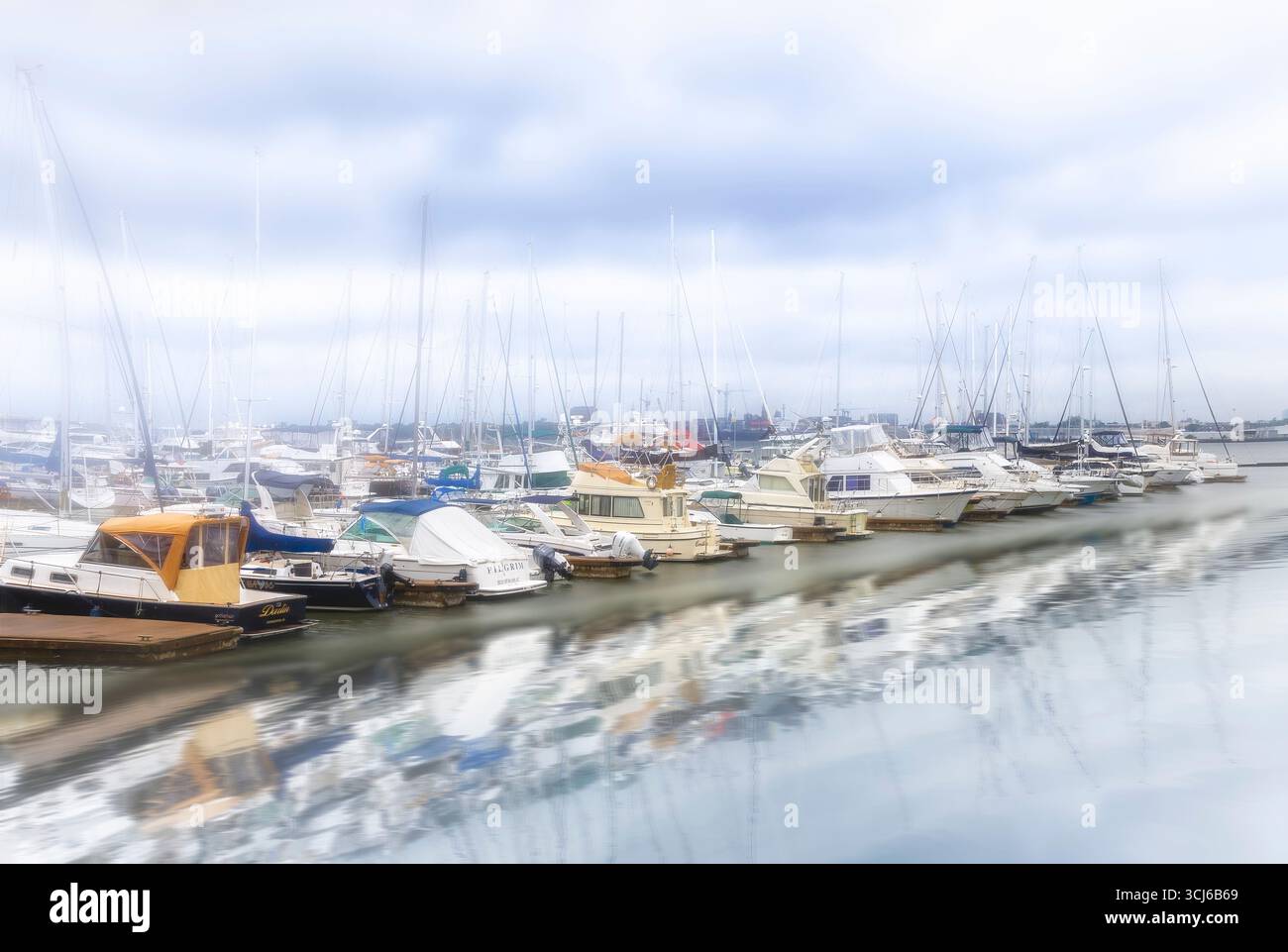 Charleston Harbor Marina Fog - Blick auf die Charleston Harbor Marina, die am Ufer des Cooper River liegt. Stockfoto