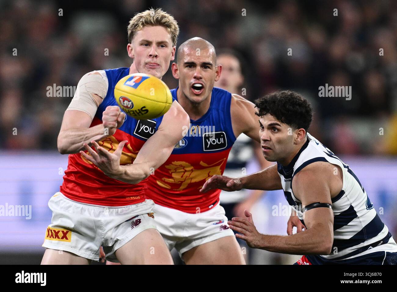 Melbourne, Australien. September 2025. Jaspa Fletcher von den Lions Handbälle während des AFL-Qualifikationsfinalspiels zwischen den Geelong Cats und Brisbane Lions auf dem Melbourne Cricket Ground in Melbourne, Freitag, den 5. September 2025. (AAP Image/Joel Carrett) KEINE ARCHIVIERUNG, NUR REDAKTIONELLE VERWENDUNG Credit: Australian Associated Press/Alamy Live News Stockfoto