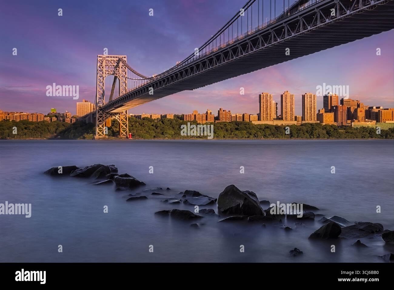 Dämmerung über dem Hudson – die George Washington Bridge überspannt das ruhige Wasser des Hudson River Stockfoto