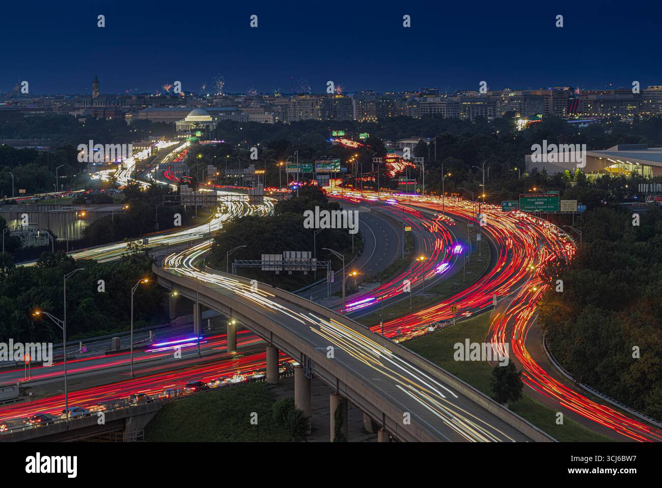 Washington DC Sunset – dieses Langzeitfoto, das bei Dämmerung aufgenommen wurde, erfasst die Lichtspuren von Fahrzeugen auf einem komplexen Netz von Autobahnen und Rampen. Stockfoto