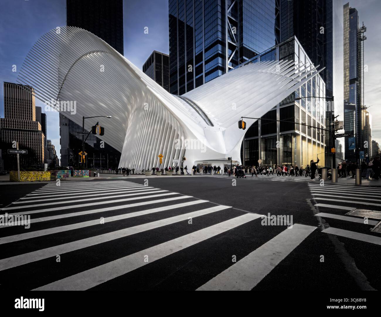 Oculus WTC Transportation Hub - Außenansicht des Verkehrsknotenpunkts Lower Manhattan, New York City. Stockfoto