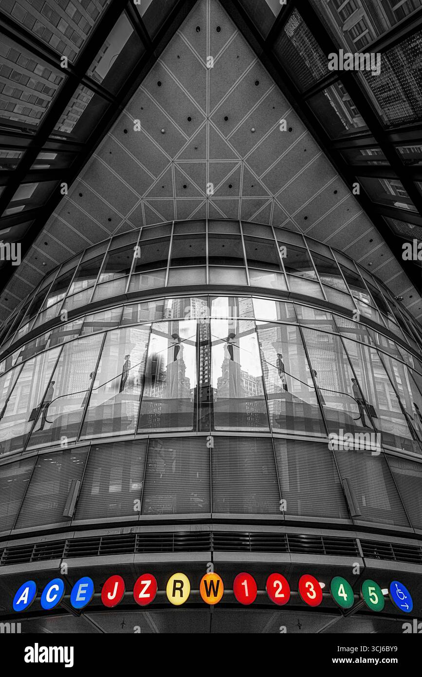 Primary NYC Fulton St Subway - Innenblick auf die futuristisch aussehende Fulton Street U-Bahn-Station in Lower Manhattan in New York City. Stockfoto