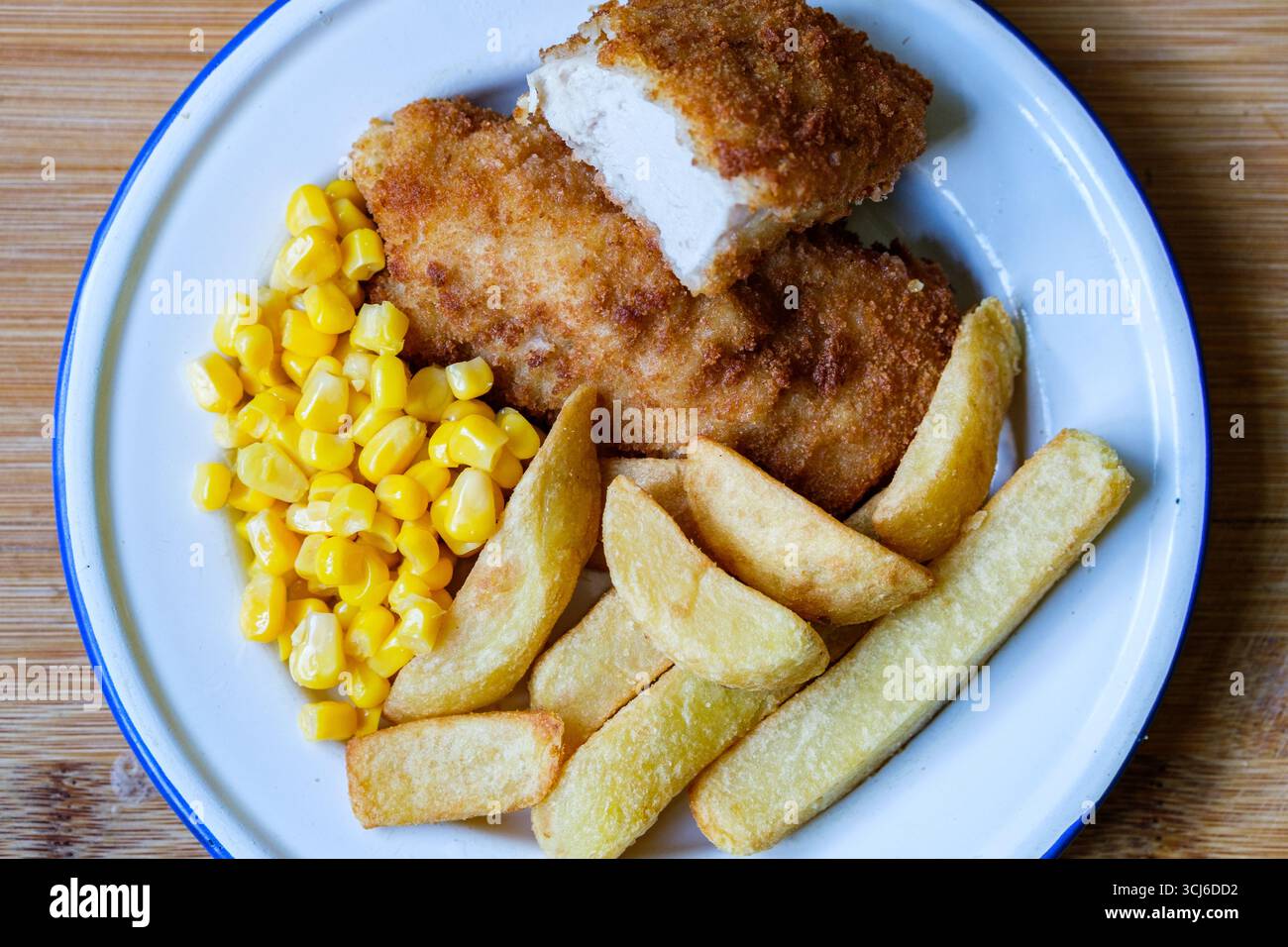 London UK, 05. September 2025, Breaded Chicken Fillets with Chunky Chips and Sweetcorn Stockfoto