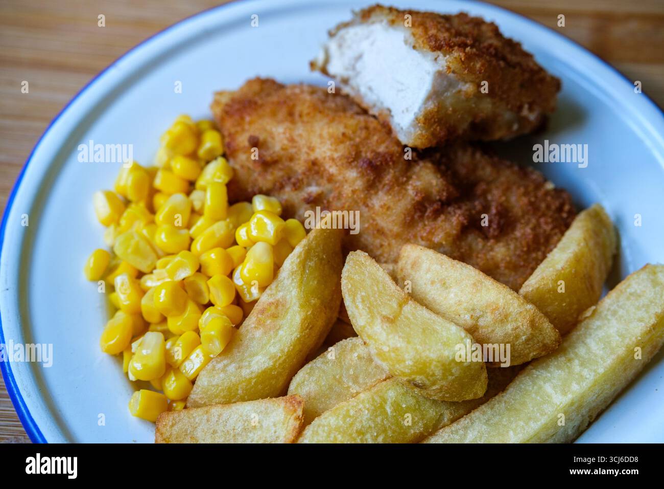 London UK, 05. September 2025, Breaded Chicken Fillets with Chunky Chips and Sweetcorn Stockfoto
