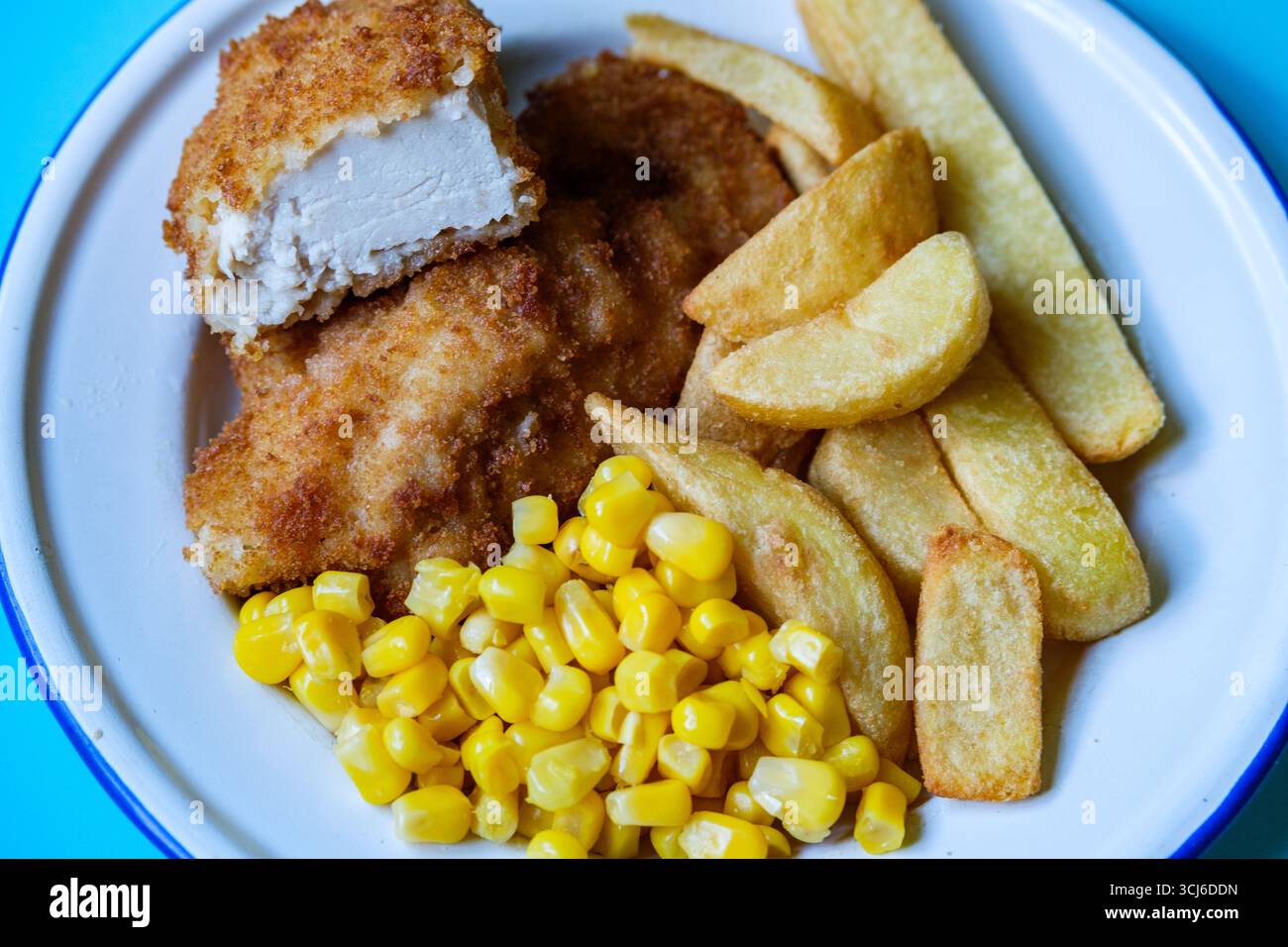 London UK, 05. September 2025, Breaded Chicken Fillets with Chunky Chips and Sweetcorn Stockfoto