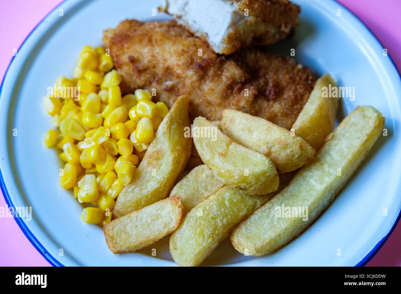London UK, 05. September 2025, Breaded Chicken Fillets with Chunky Chips and Sweetcorn Stockfoto