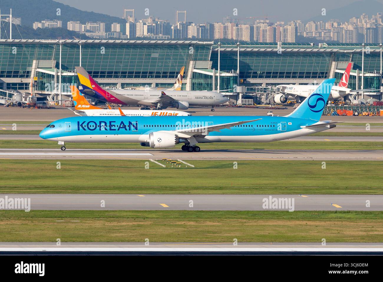 Korean Air Boeing 787-10 Dreamliner, Registrierungsnummer HL8515, am Incheon International Airport in Südkorea Stockfoto