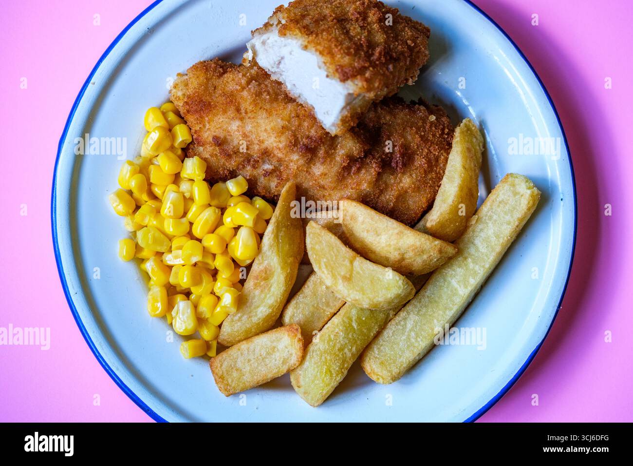 London UK, 05. September 2025, Breaded Chicken Fillets with Chunky Chips and Sweetcorn Stockfoto