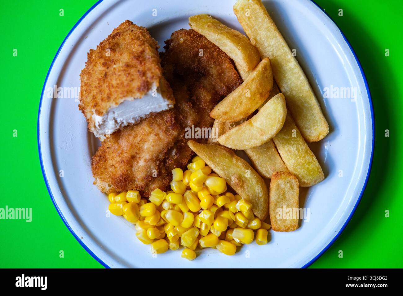 London UK, 05. September 2025, Breaded Chicken Fillets with Chunky Chips and Sweetcorn Stockfoto