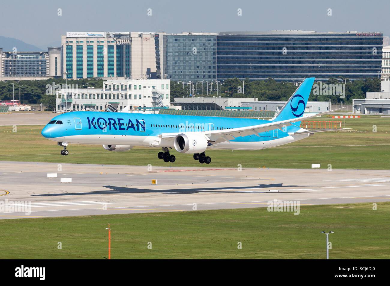 Eine koreanische Air Boeing 787-10 Dreamliner wird während ihres Landeanflugs auf dem Incheon International Airport in Südkorea gefangen genommen Stockfoto
