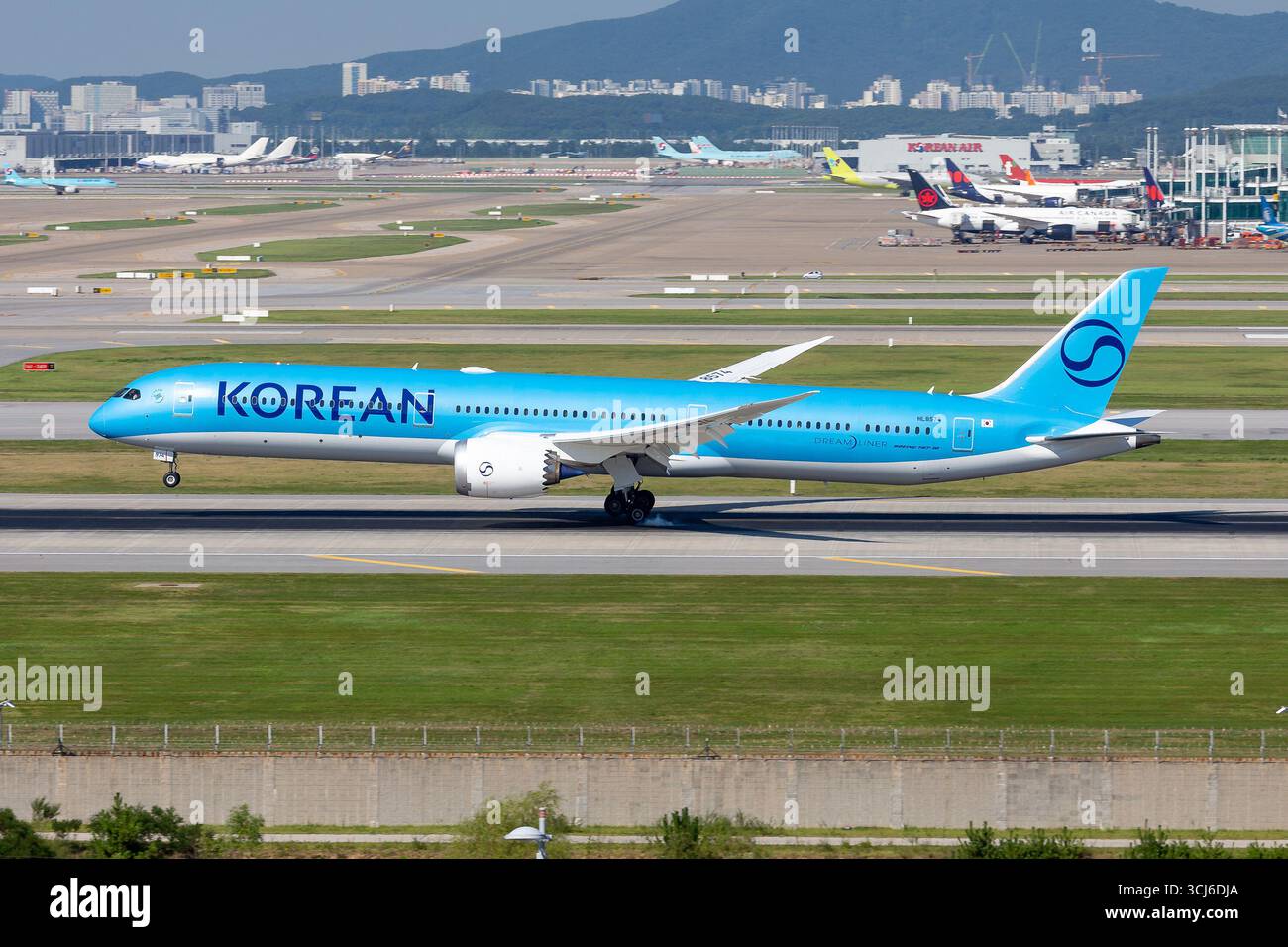 Ein atemberaubendes Foto zeigt einen koreanischen Air Boeing 787-10 Dreamliner, der gerade auf dem Incheon Airport in Südkorea landet Stockfoto