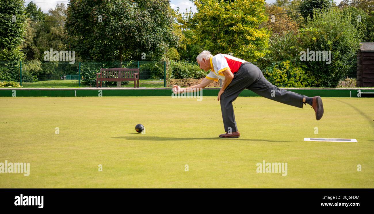 Ältere Menschen spielen Rasenbowls, auch bekannt als Bowls oder Rasenbowling, im historischen Newbury Bowls Club, einer Marktstadt in Südengland, Großbritannien Stockfoto