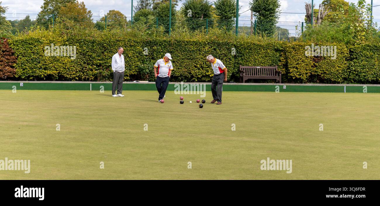 Ältere Menschen spielen Rasenbowls, auch bekannt als Bowls oder Rasenbowling, im historischen Newbury Bowls Club, einer Marktstadt in Südengland, Großbritannien Stockfoto