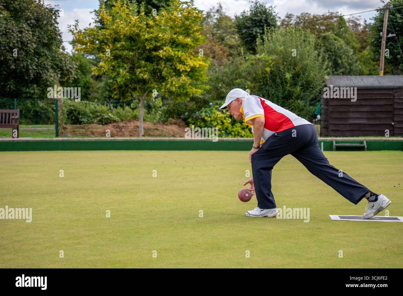Ältere Menschen spielen Rasenbowls, auch bekannt als Bowls oder Rasenbowling, im historischen Newbury Bowls Club, einer Marktstadt in Südengland, Großbritannien Stockfoto