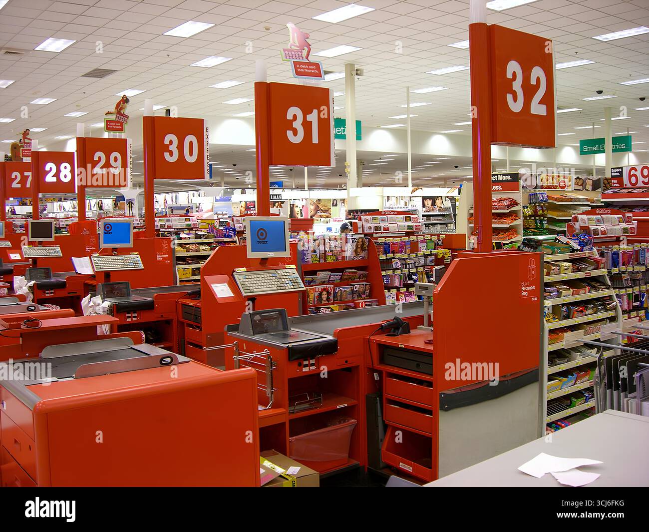 Innenansicht des Checkout-Bereichs des Target-Supermarktes mit roten Zählern, digitalen Displays und nummerierten Bahnen in einem Einzelhandelsgeschäft in den USA. Stockfoto
