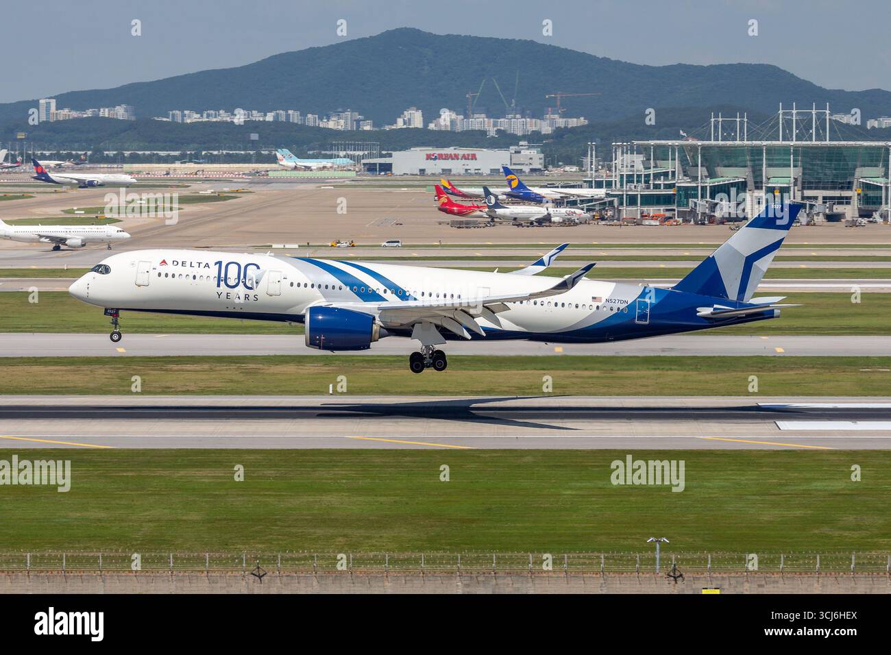 Dieses Foto zeigt einen Delta Air Lines Airbus A350-941 mit der Nummer N527DN während seiner Landung auf dem Incheon International Airport in Südkorea Stockfoto