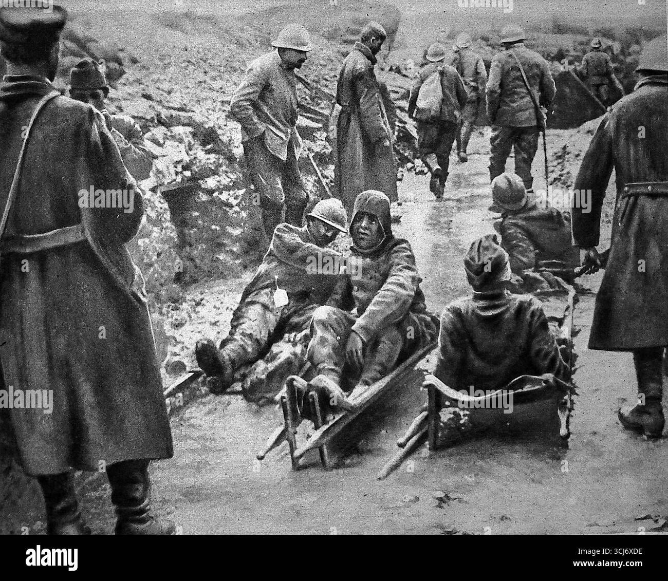 Archivbild aus Le Miroir, 1916, das verletzte französische Soldaten zeigt, die nach der Rückeroberung in der Schlacht von Verdun aus Fort Douaumont evakuiert wurden. Auf provisorischen Bahren getragen, werden die Verletzten von Kameraden im matschigen Gelände des Schlachtfeldes unterstützt. Die Szene spiegelt sowohl die menschlichen Kosten der Kämpfe als auch die Bedeutung der Befreiung des Forts vom 24. Bis 25. Oktober 1916 wider, einer der symbolträchtigsten Siege des Ersten Weltkriegs Stockfoto