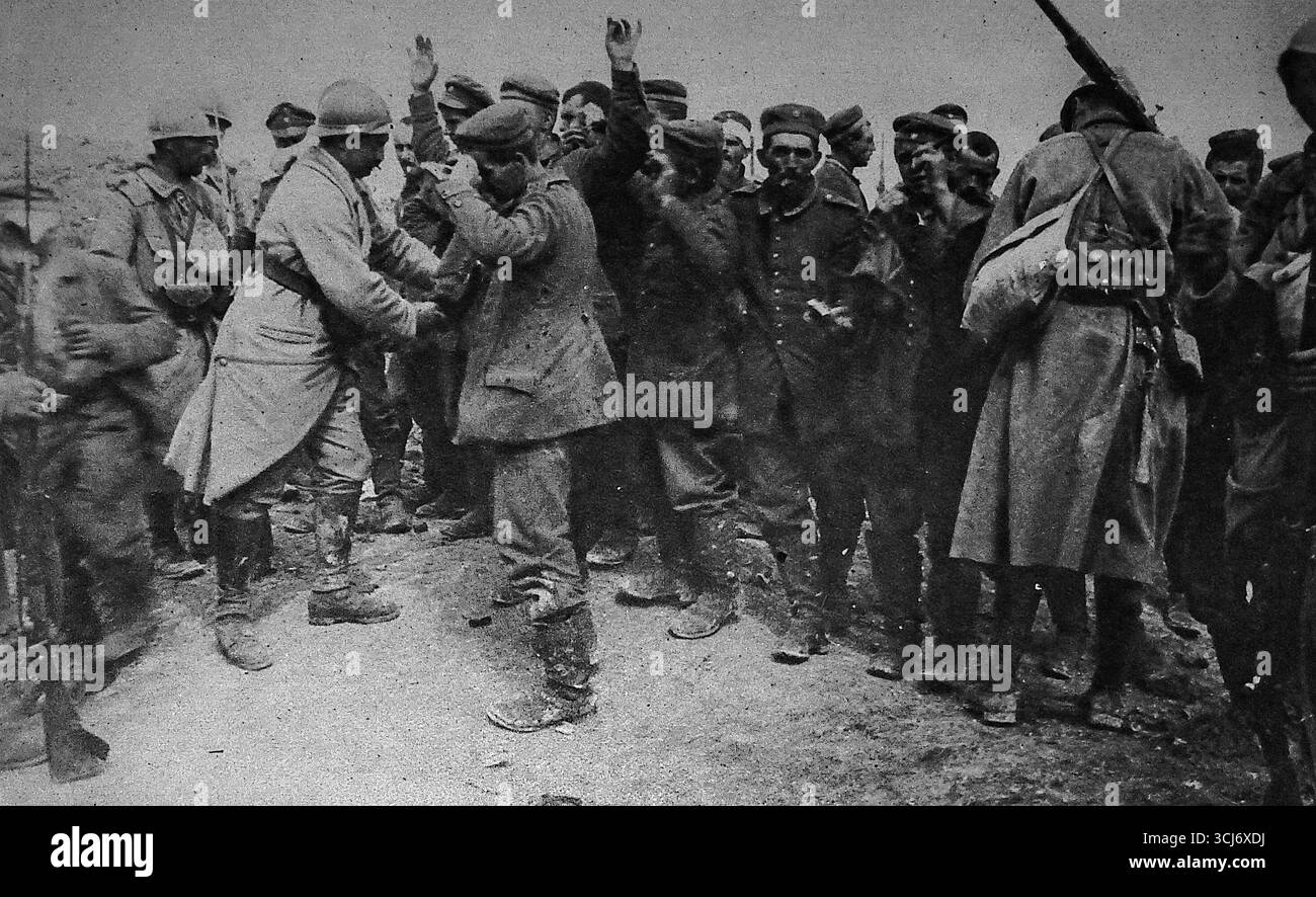 Archivfoto aus Le Miroir, 1916, zeigt Gefangene deutscher Gefangener, die während der Schlacht an der Somme von französischen Soldaten die Hände heben. Die Gefangenen, die Bombardements und Artilleriebeschuss überstanden hatten, ergaben sich und wurden beim Eindringen in französische Linien einer Inspektion unterzogen. Dieser Moment spiegelt die routinemäßige Verarbeitung von Kriegsgefangenen und die sich verlagernden Frontlinien an der Westfront während des Ersten Weltkriegs wider Stockfoto