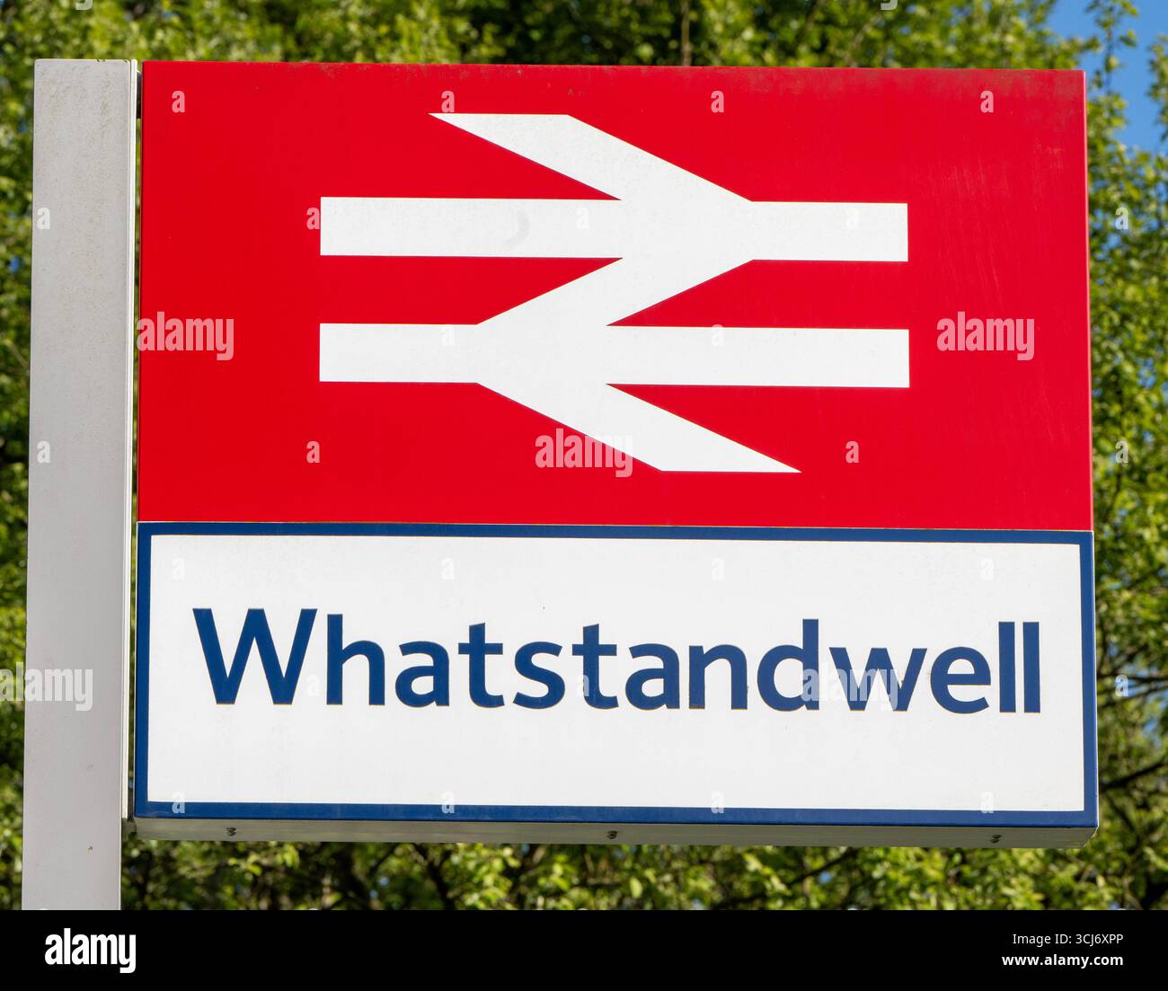 Namensschild des Bahnhofs BR in Whatstandwell, Matlock, Derbyshire, England, Großbritannien Stockfoto