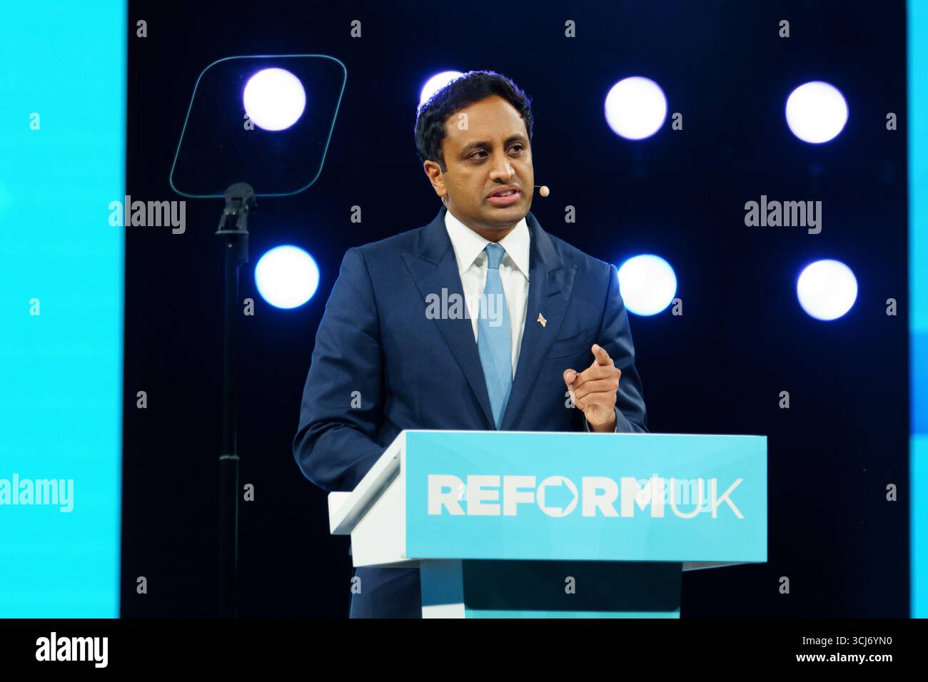 Birmingham NEC. Freitag, 5. September 2025. Zia Yusef, Leiterin der Politik, spricht auf der Konferenz der Reformpartei. Bridget Catterall/AlamyLiveNews Stockfoto