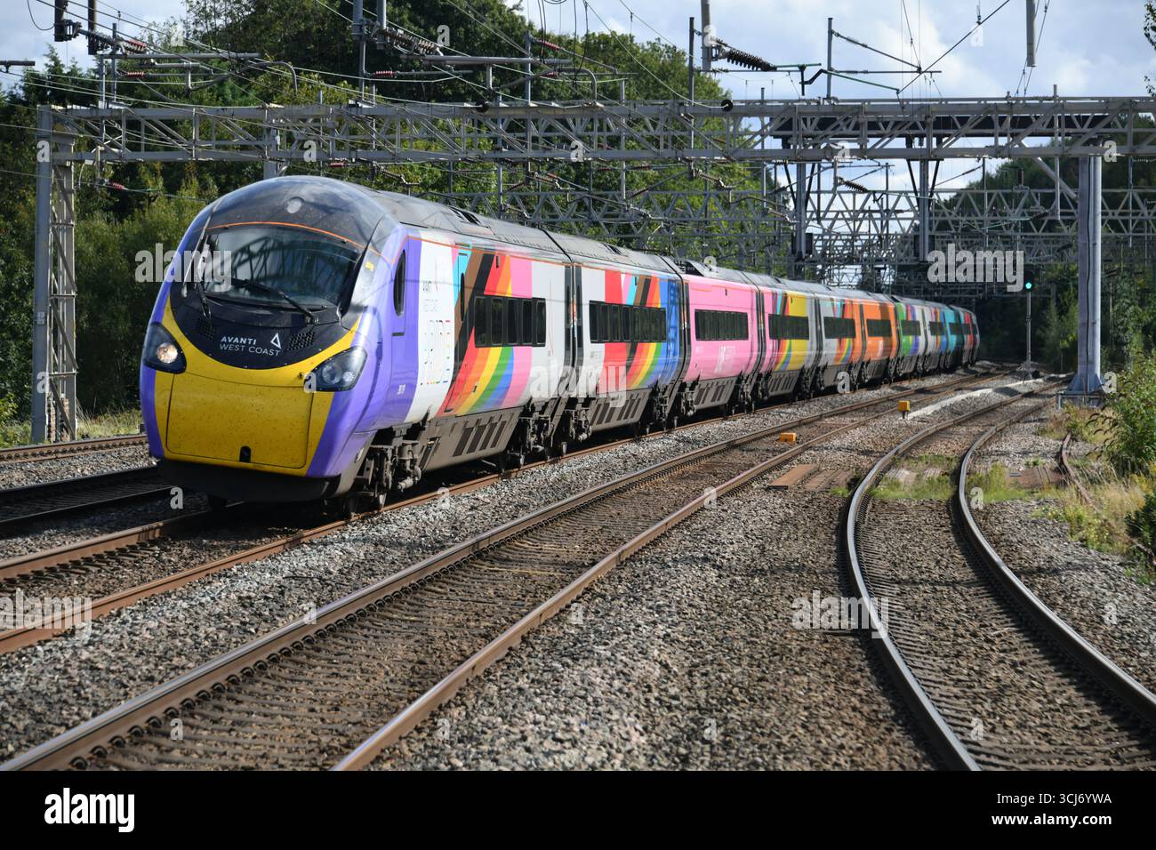 PRIDE liverisierte Pendolino 390119 mit 1H68 der 1333 London Euston nach Manchester Piccadilly am 5. September 2025. Stockfoto