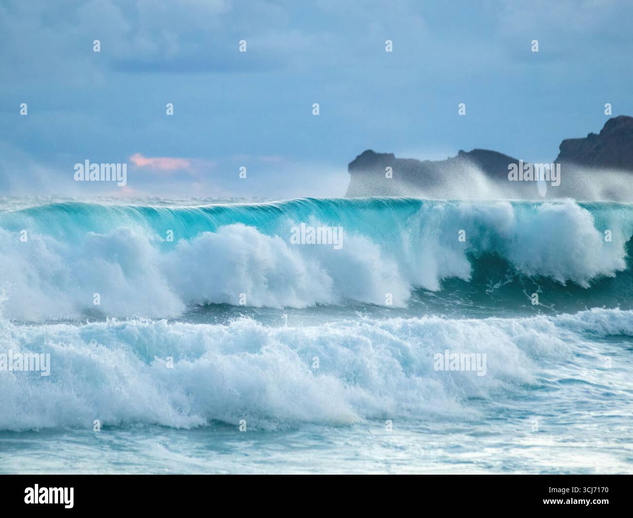 Massive Wellen stürzen während eines Februarsturms in Honolulu, Hawaii, ab Stockfoto