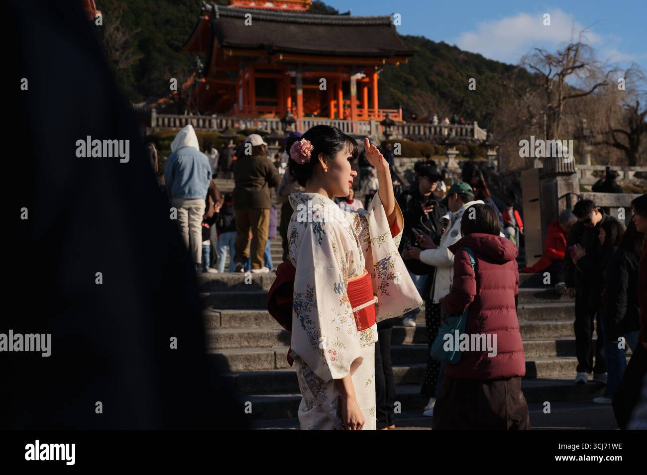 Kiyomizu-dera in Kyoto begrüßt einen Strom von jungen, mit Kimono bekleideten Erwachsenen, die den Tag des Endes feiern Stockfoto