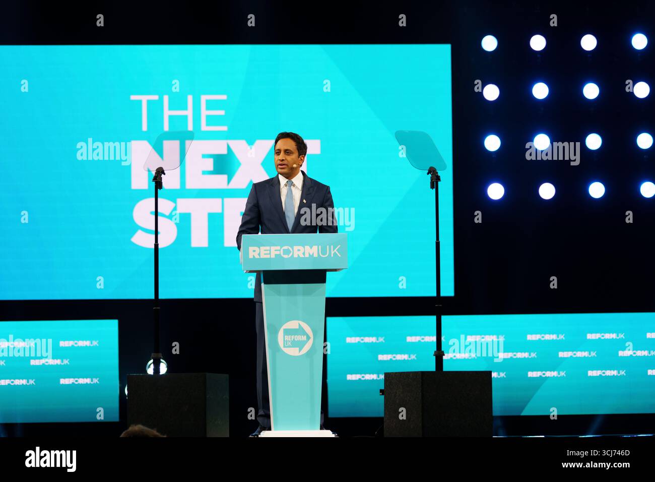 Birmingham NEC. Freitag, 5. September 2025. Zia Yusef, Leiterin der Politik, spricht auf der Konferenz der Reformpartei. Bridget Catterall/AlamyLiveNews Stockfoto