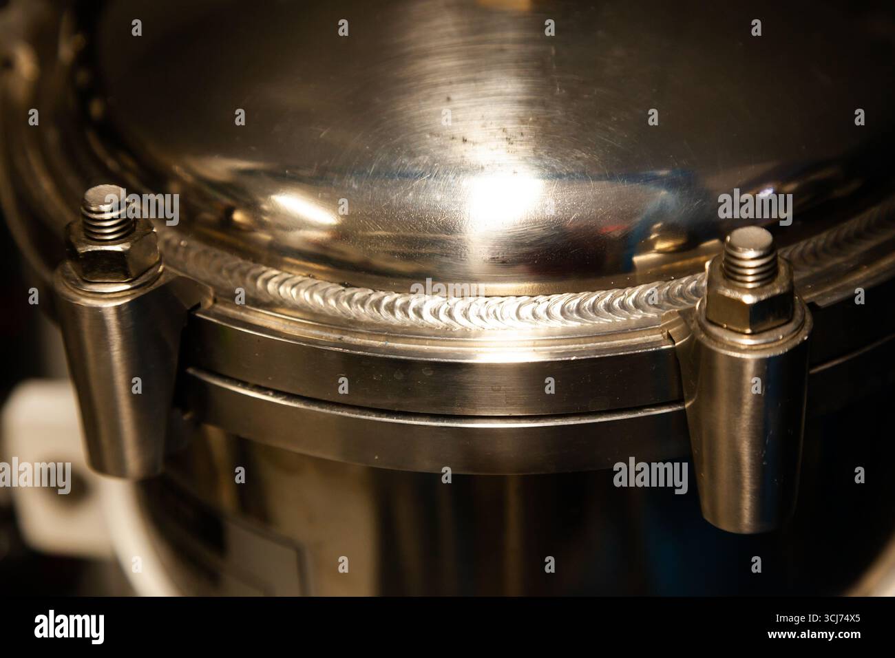 Schweißnaht auf Edelstahlkonstruktion, Nahaufnahme. Stockfoto