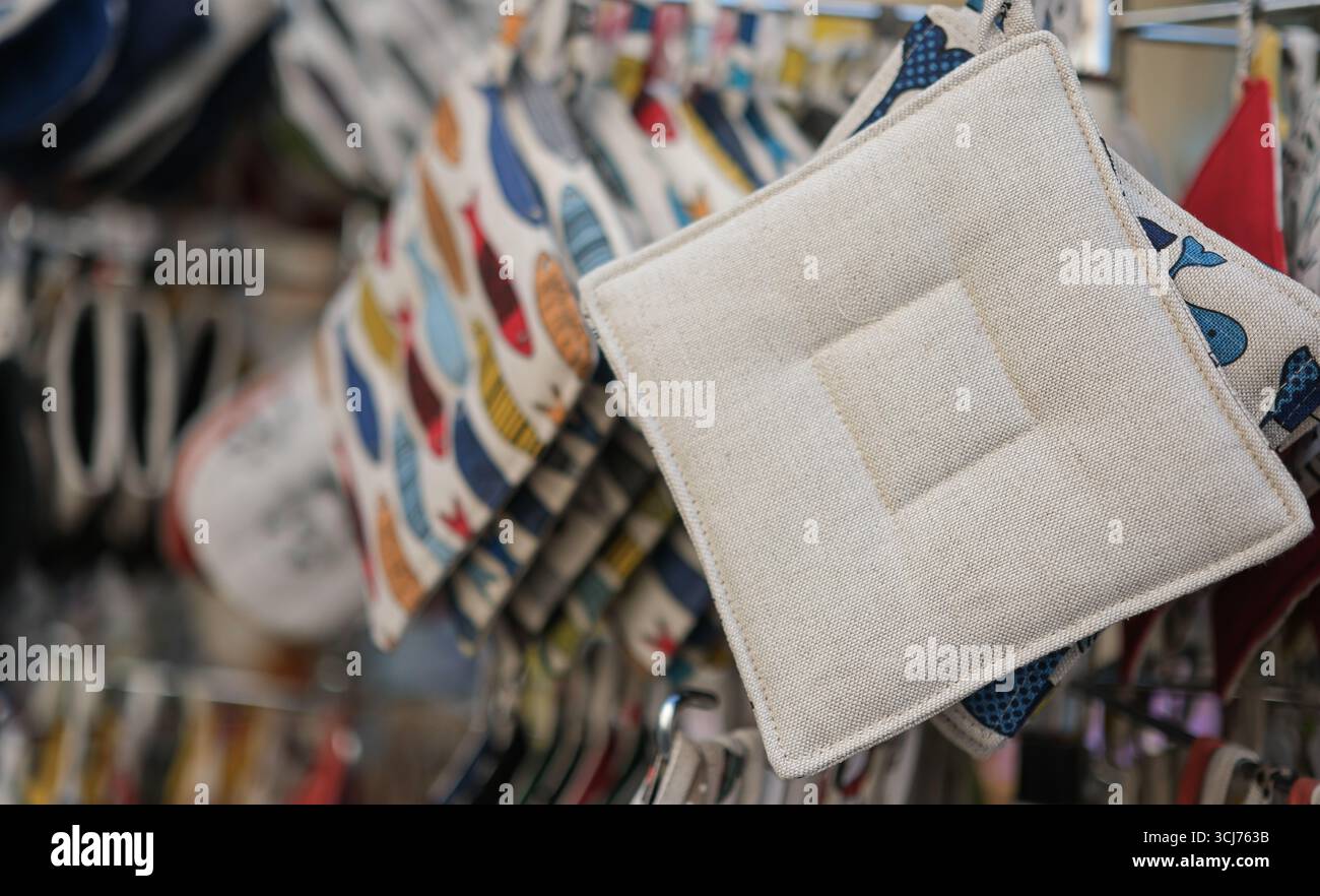 Küchentöpfe aus Baumwolle auf dem französischen Straßenmarkt Provence. Traditionelles lokales Handwerk und nachhaltiger Tourismus. Stockfoto
