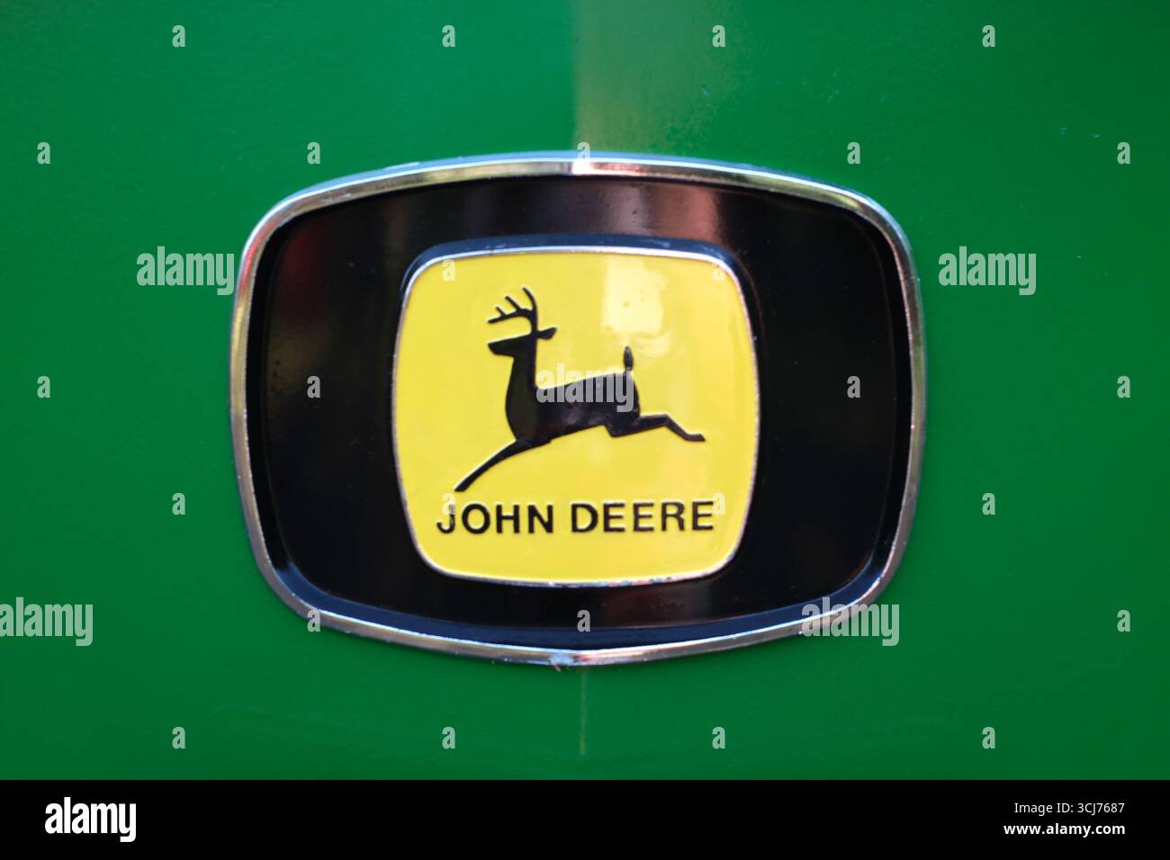 Nordhorn, Deutschland 10. August 2025 Nahaufnahme des Logos eines alten John Deere-Traktors Stockfoto