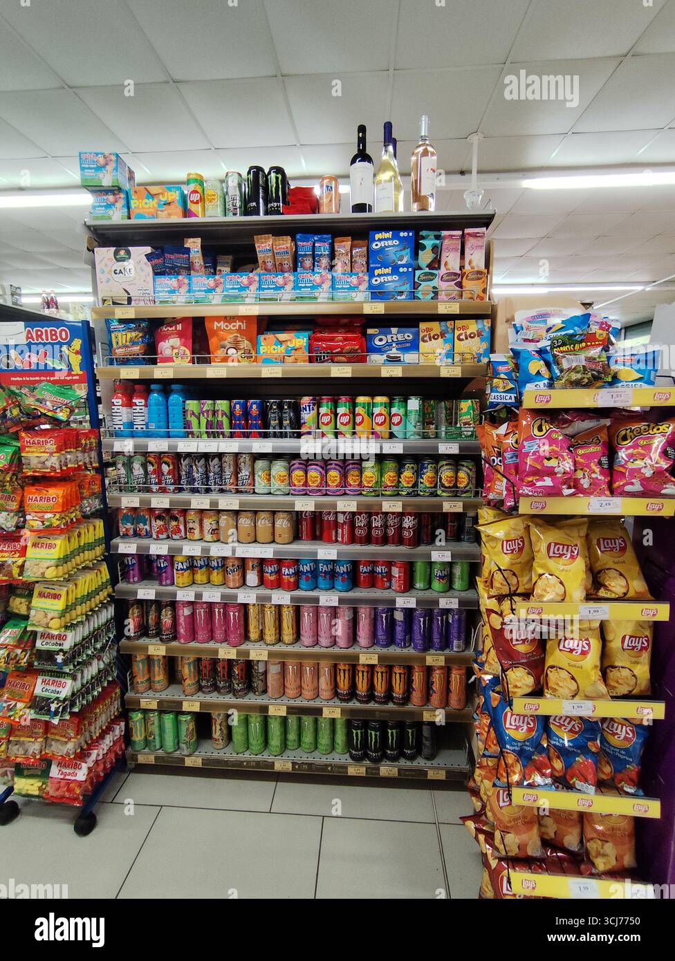 Regaltheke in einem Geschäft mit kohlensäurehaltigen Getränken und Energy Drink in Blechdosen. Verkauf in CONAD - italienischer Supermarkt. Italien, Rimini - 09. Juli 2025. Stockfoto