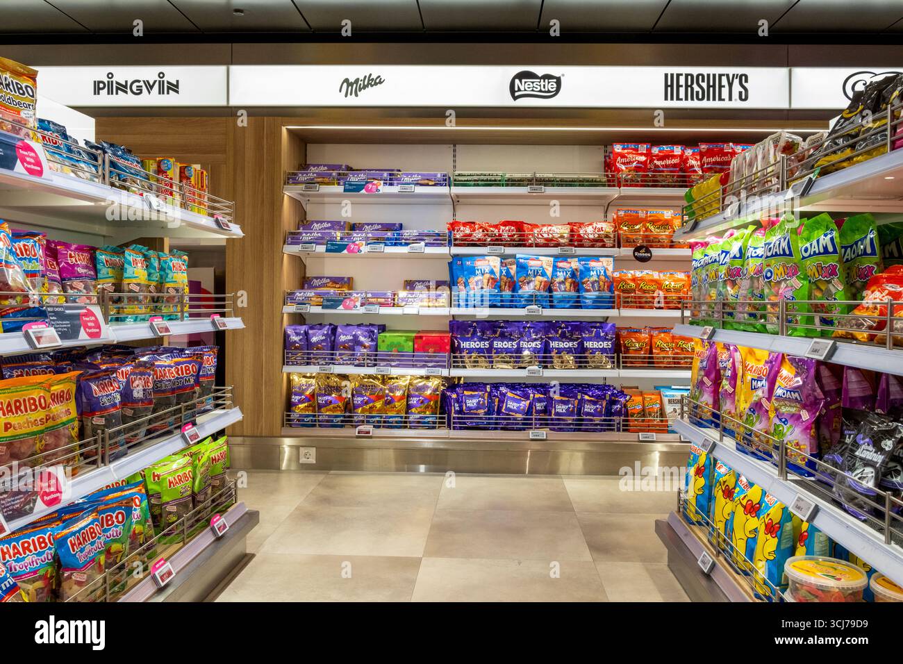 Bunte Regale mit Süßigkeiten in einem Süßwarenladen Stockfoto