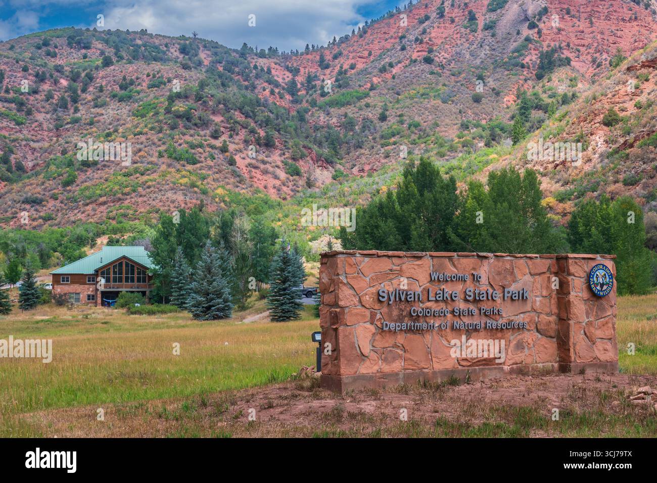 Schild und Besucherzentrum, Sylvan Lake State Park, Eagle, Colorado. Stockfoto