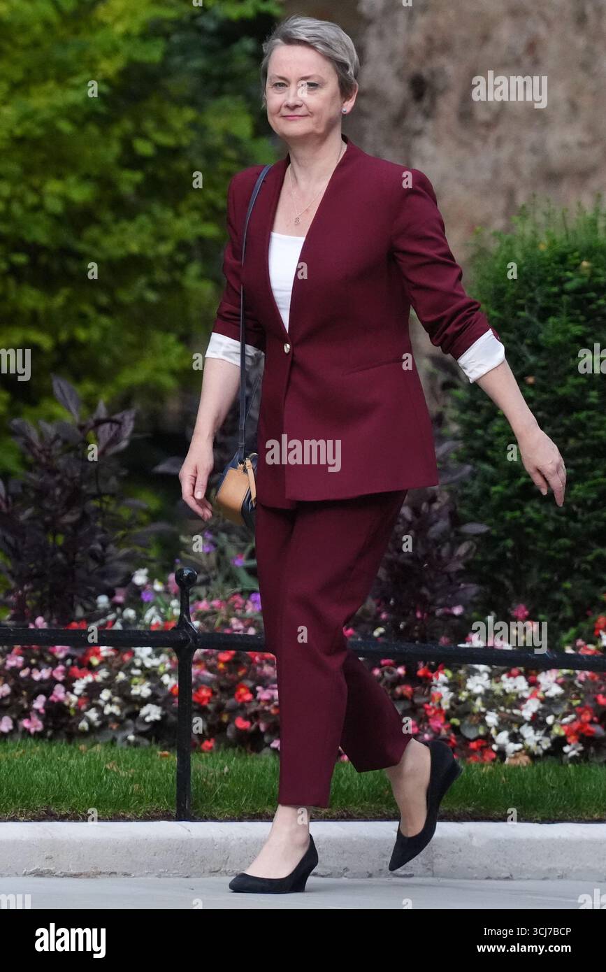 Die neu ernannte Außenministerin Yvette Cooper kommt in der Londoner Downing Street an, wo Premierminister Sir Keir Starmer sein Kabinett nach dem Rücktritt von Angela Rayner umgruppiert. Bilddatum: Freitag, 5. September 2025. Stockfoto