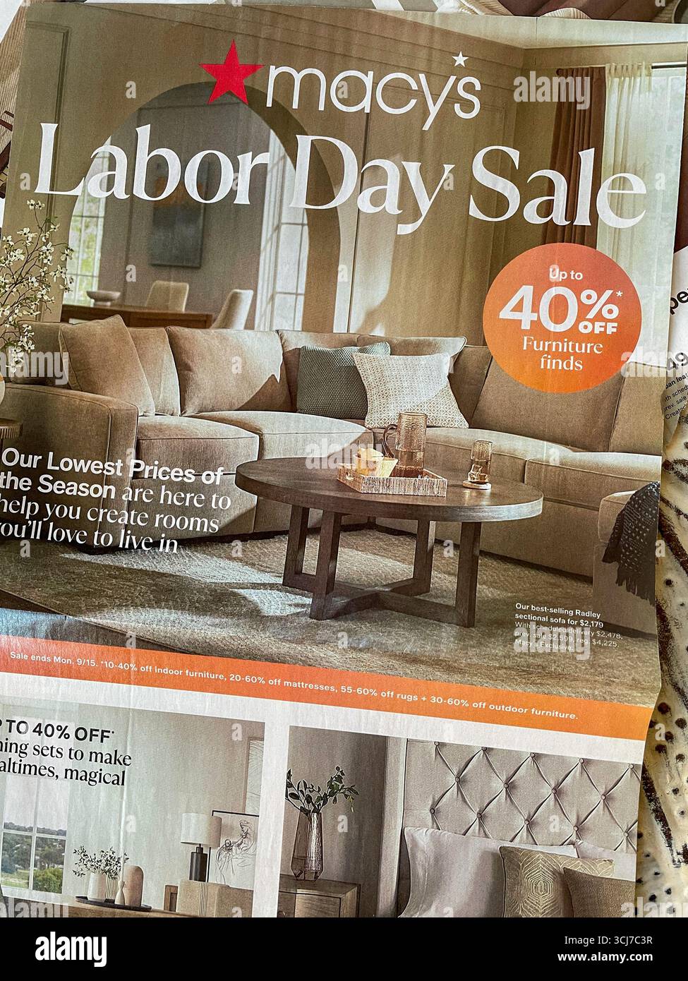 Macy's Department Store Labor Day Sale Advertising, 2025, USA - Smartphone-aufgenommenes Stockfoto