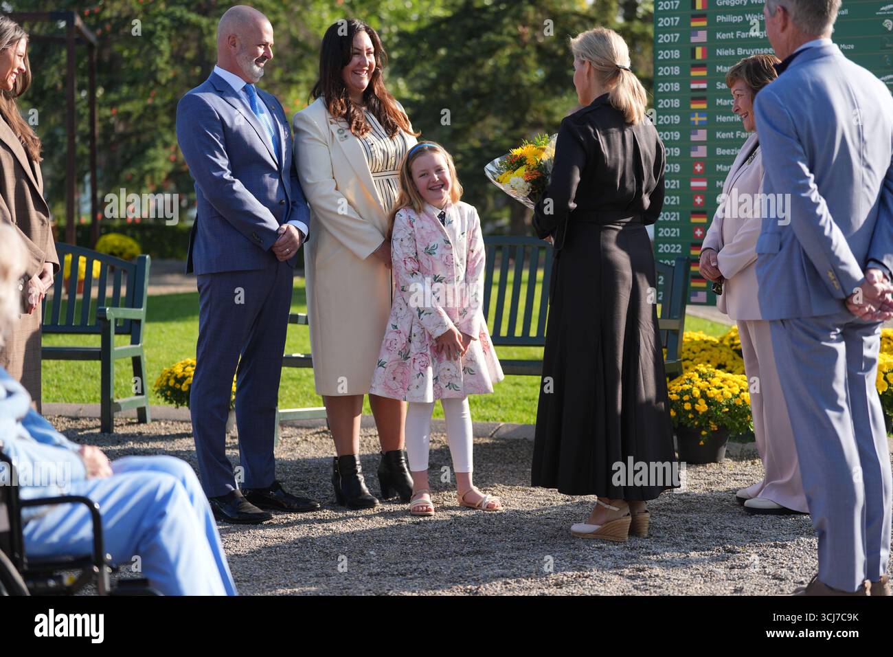 Die Herzogin von Edinburgh spricht mit der Enkelin von Ron und Margaret Southern, Olivia Brix, 8, in Spruce Meadows in Alberta, als Teil ihres Besuchs in Kanada. Bilddatum: Freitag, 5. September 2025. Stockfoto