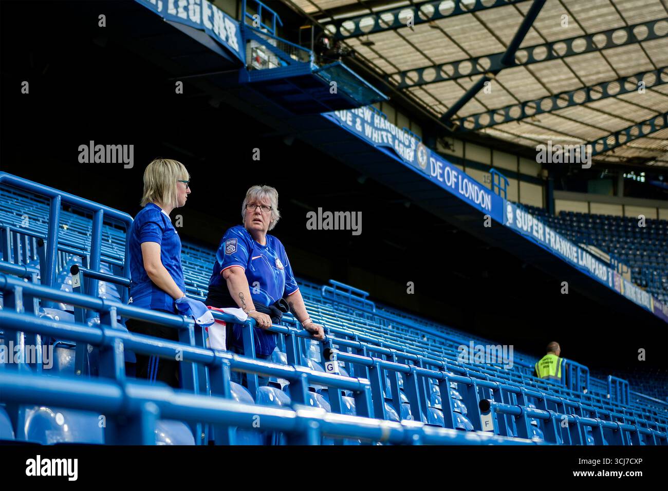 London, Großbritannien. September 2025. London, England, 05. September 2025: Chelsea Fans vor dem Spiel der Womens Super League zwischen Chelsea und Manchester City in der Stamford Bridge in London. (Foto: Pedro Porru/Sports Press Photo/SPP) Credit: SPP Sport Press Photo. /Alamy Live News Stockfoto