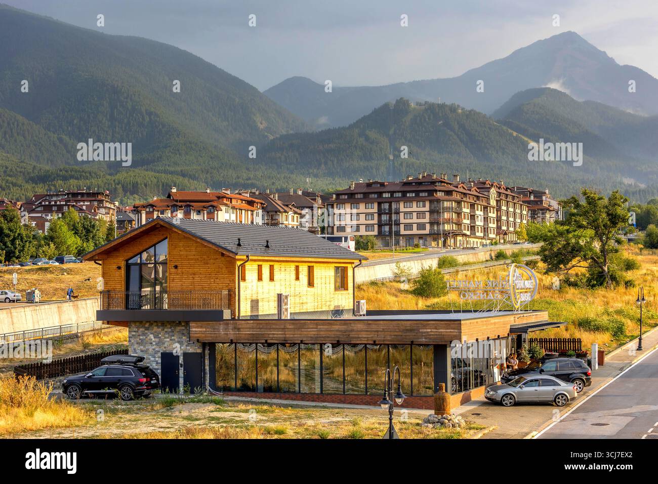 Bansko, Bulgarien - 10. Juli 2025: Stadtsommerpanorama des bulgarischen Ganzjahresresorts mit Berggipfeln des Pirin Stockfoto