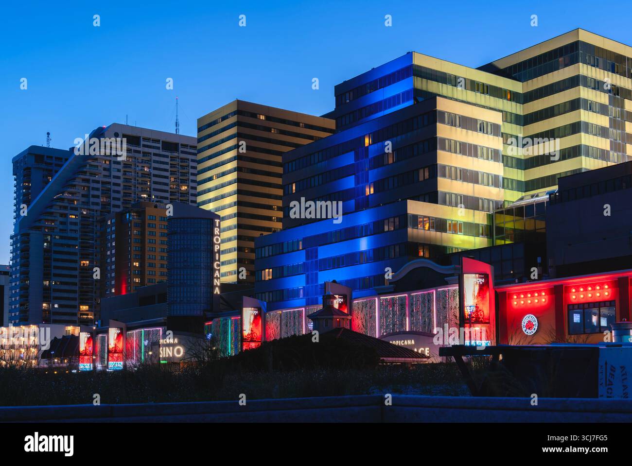 Atlantic City, NJ - 27. August 2025: Nächtlicher Blick auf die Skyline des Tropicana Hotels an der Promenade von Atlantic City, New Jersey Stockfoto