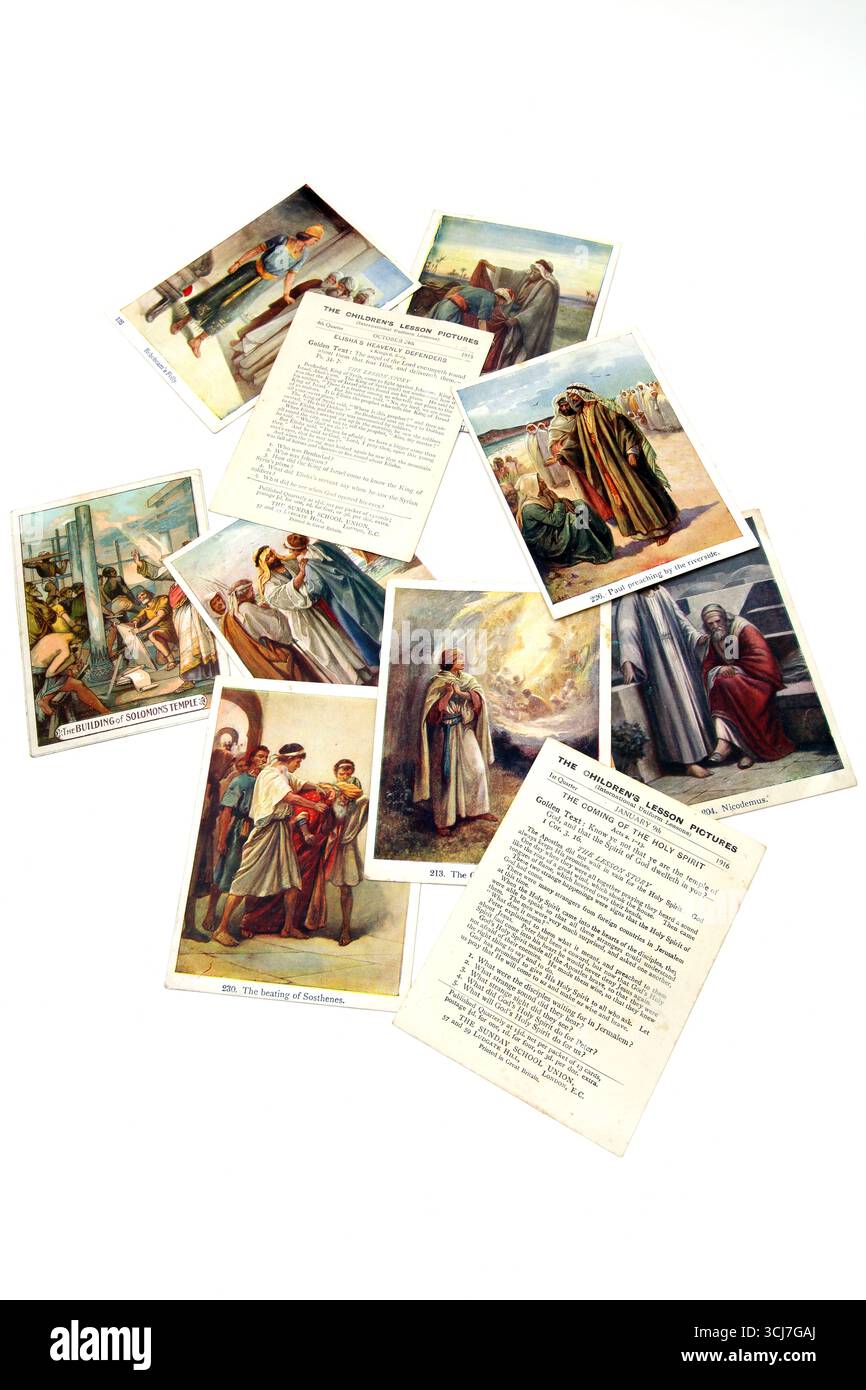 Ein Stapel von Sammlungskarten aus dem alten und neuen Testament aus den Bildern der Bibelstunde (die Bilder der Kinderstunde) des 20. Jahrhunderts Stockfoto